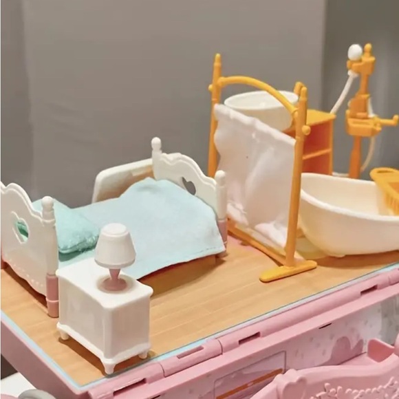 Traveling RV Complete with Furnishings - Picture 8 of 16